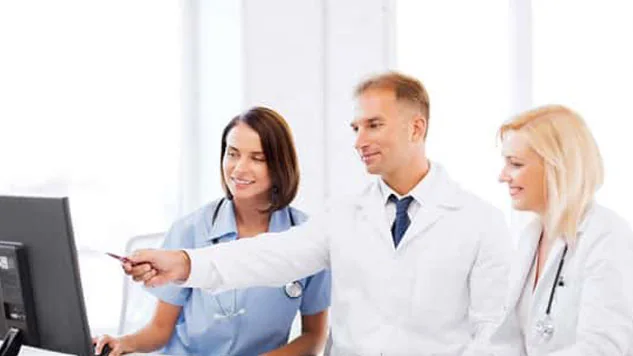 Equipe médica revisando exames em rede