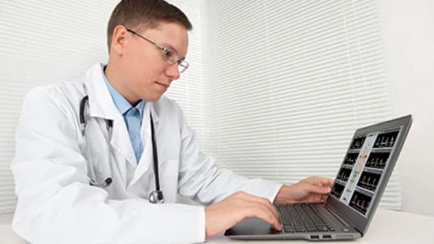 Médico revisando um exame no notebook